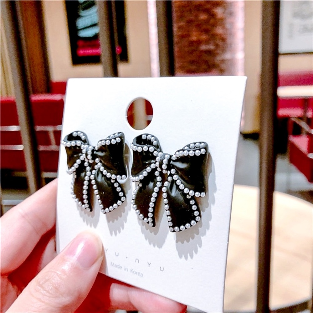 Black Bows w/Mini Pearl Perimeter Stud Earrings - Picture 4 of 7